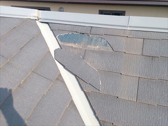 小平市鈴木町で割れたスレート葺き屋根をエコグラーニでカバー工事