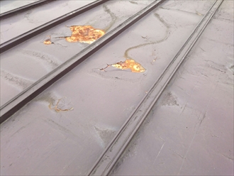 トタン屋根は塗装が剥げてサビています