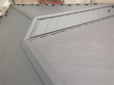 ガルバリウム鋼板製の屋根材を使用した屋根葺き替え工事　完工写真
