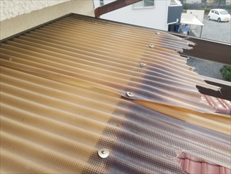 昭島市緑町で台風で飛んでしまったバルコニーの波板をポリカーボネートへ張り替えます