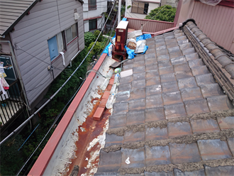 瓦屋根の板金部分からの雨漏り