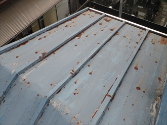 塗装が剥がれたトタンの瓦棒葺き屋根