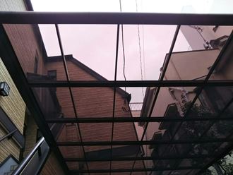 北区赤羽で台風の強雨に飛ばされたカーポート屋根のポリカ交換を実施