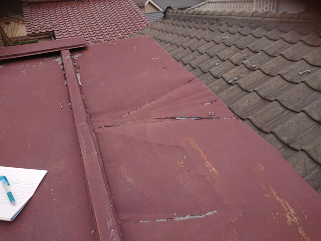 剥がれかけた瓦棒屋根
