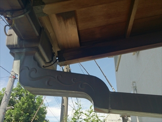 銅製雨樋も電飾によって穴があきます