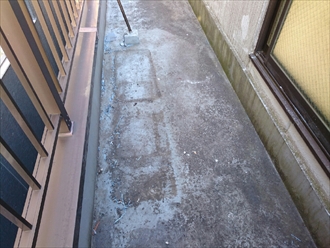 バルコニーの床も防水材が劣化しています