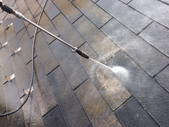 国立市　屋根塗装　高圧洗浄で汚れや苔を除去