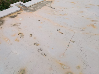 狛江市東野川　陸屋根（屋上）の防水層が傷んでいる