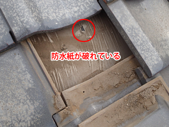 昭島市中神町で屋根の防水紙破れを屋根葺き直し工事で改善します