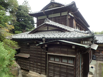 入母屋屋根の立派な建物