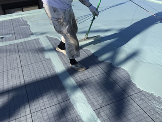 床面にウレタン防水材を塗布