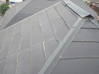 スレート葺きの屋根は表面が劣化しています