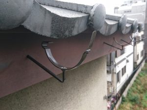 雨樋が外れ残った止め具