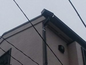 雨樋の外れた三階の屋根部分