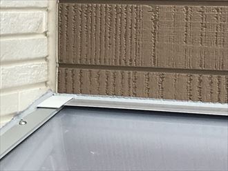 アルミの枠と外壁との隙間はシーリング処理で雨水の進入を防ぎます