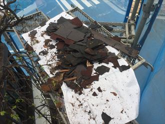 屋根の残骸です