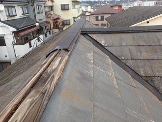 板金が剥がれ落ち下地材が露出