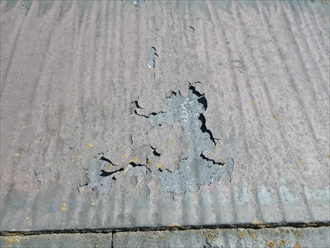 剥がれた屋根の塗膜