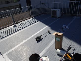 豊島区巣鴨にて三階建てビル屋上で通気緩衝工法による防水工事を施工中