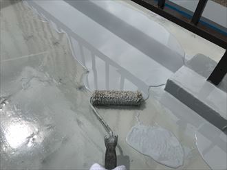 豊島区巣鴨で陸屋根にウレタン塗膜防水工事を実施中、二層目を流しました