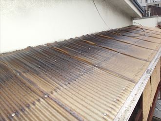 板橋区仲宿でバタバタと音のするベランダ波板庇屋根の調査、原因は風災？