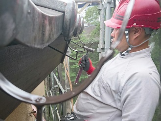 適切な勾配に取り付けられた支持金具