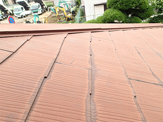 塗膜がはがれ雨水が染みたスレート屋根