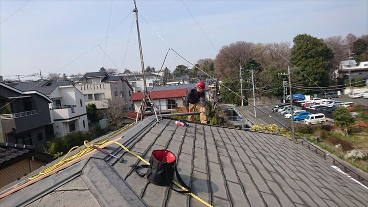 棟板金の隅棟を外しているスタッフ