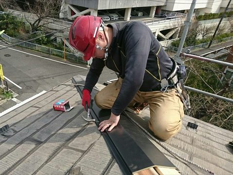 新しい棟板金の設置