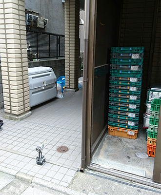 継ぎ足された倉庫の雨樋