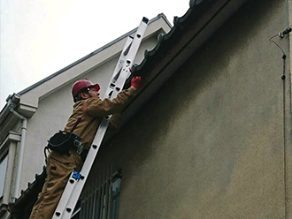 破損箇所を目視で確認します