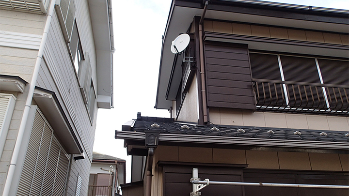 強風で雨樋の外れたお宅