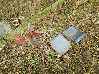 庭先に落ちた防災瓦