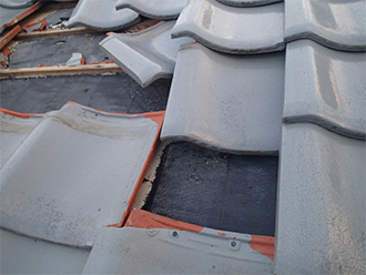 外れた防災瓦の拡大図