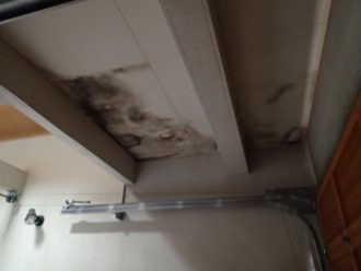 玄関ポーチ天井の雨漏り