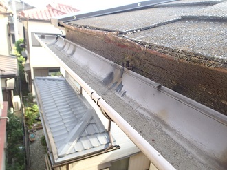 ひびが見られる雨樋