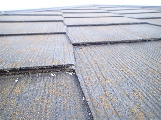 防水性が落ち、苔や藻の生えたスレート屋根