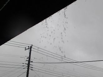 雨水が滝のように落ちてくる