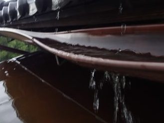 雨樋が歪んで水があふれている