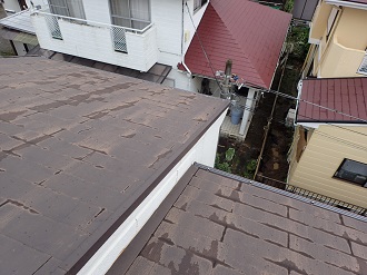 雨水を吸い込んだスレート屋根