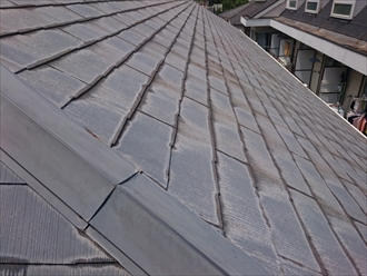 塗装しても表面が劣化しているスレート屋根