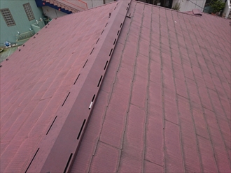 切り妻屋根の上には換気棟が取り付けてあります