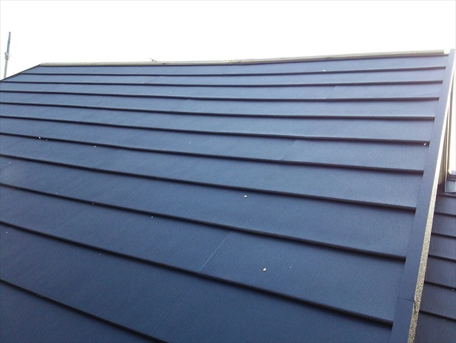 屋根材はアイジー工業のスーパーガルテクト