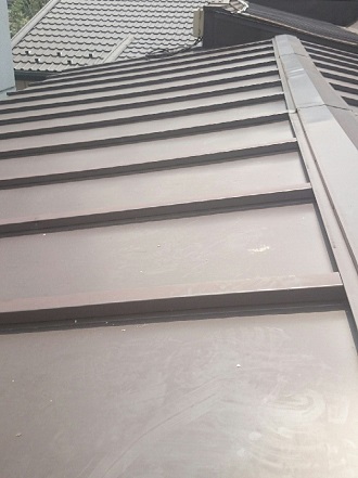 状態の良いガルバリウム鋼板の屋根