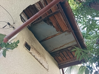 屋根からの雨漏りで軒天のモルタルが落ちています