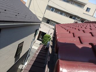 屋根から見た大屋根雨どいゆがみ