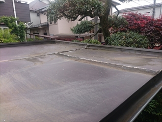小金井市貫井南町で雨漏りしている門の屋根は葺き替え工事が必要です