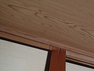 屋内には雨漏りの痕跡が