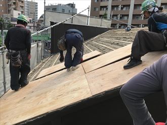 杉皮の上野地板を設置します