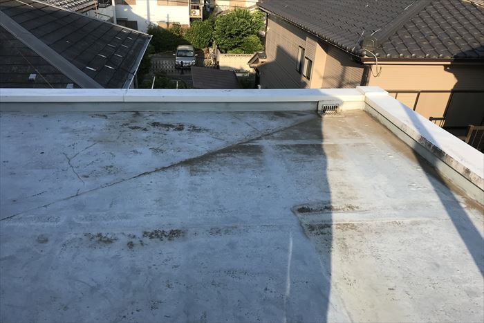 屋上の防水、表面から劣化が始まっています